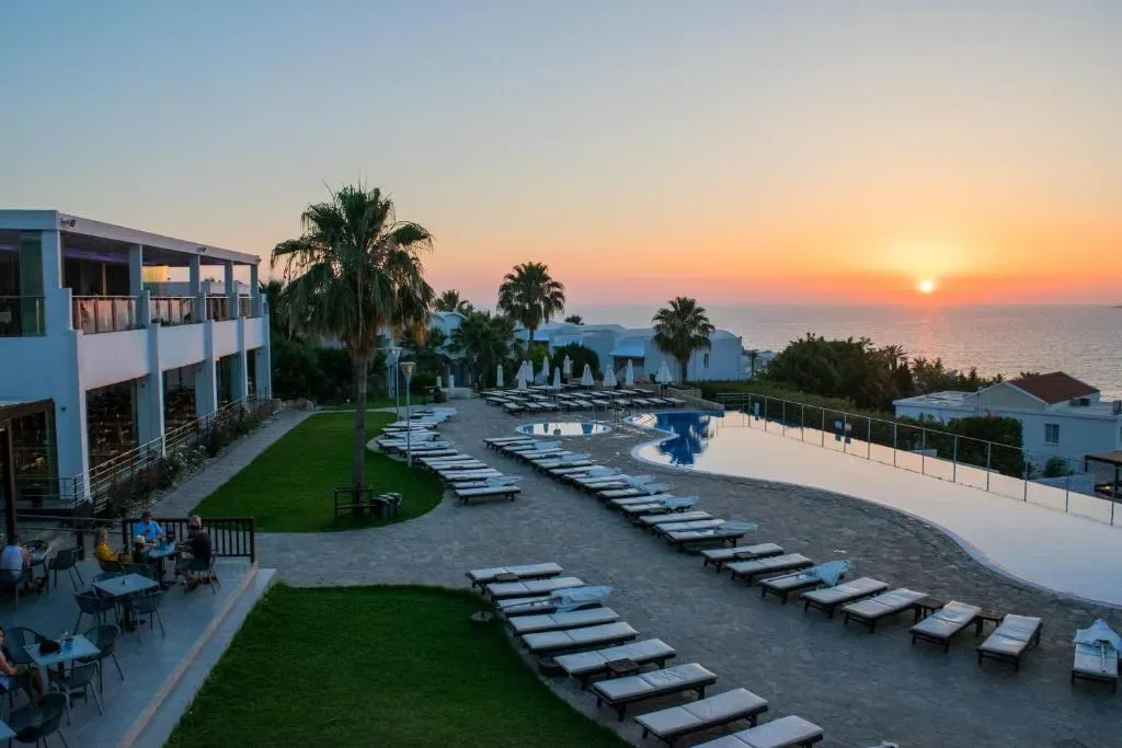 Theo Sunset Bay infinity pool