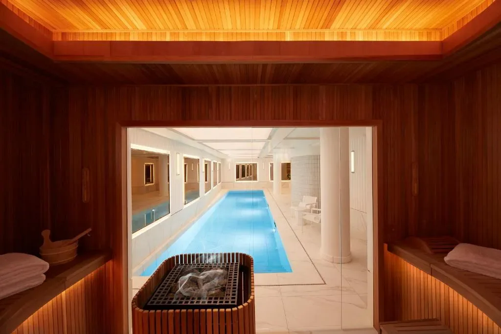 Entrada del hotel Villa-des-Prés en Saint-Germain-des-Prés, París