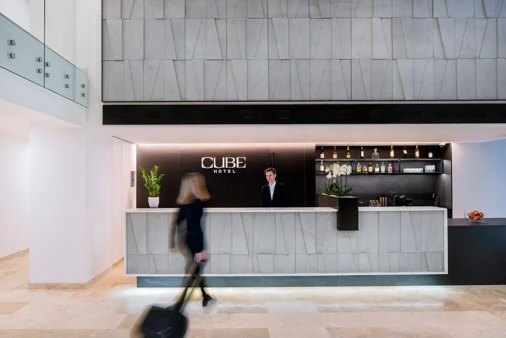 Fachada moderna do Hotel CUBE Prague na Cidade Nova