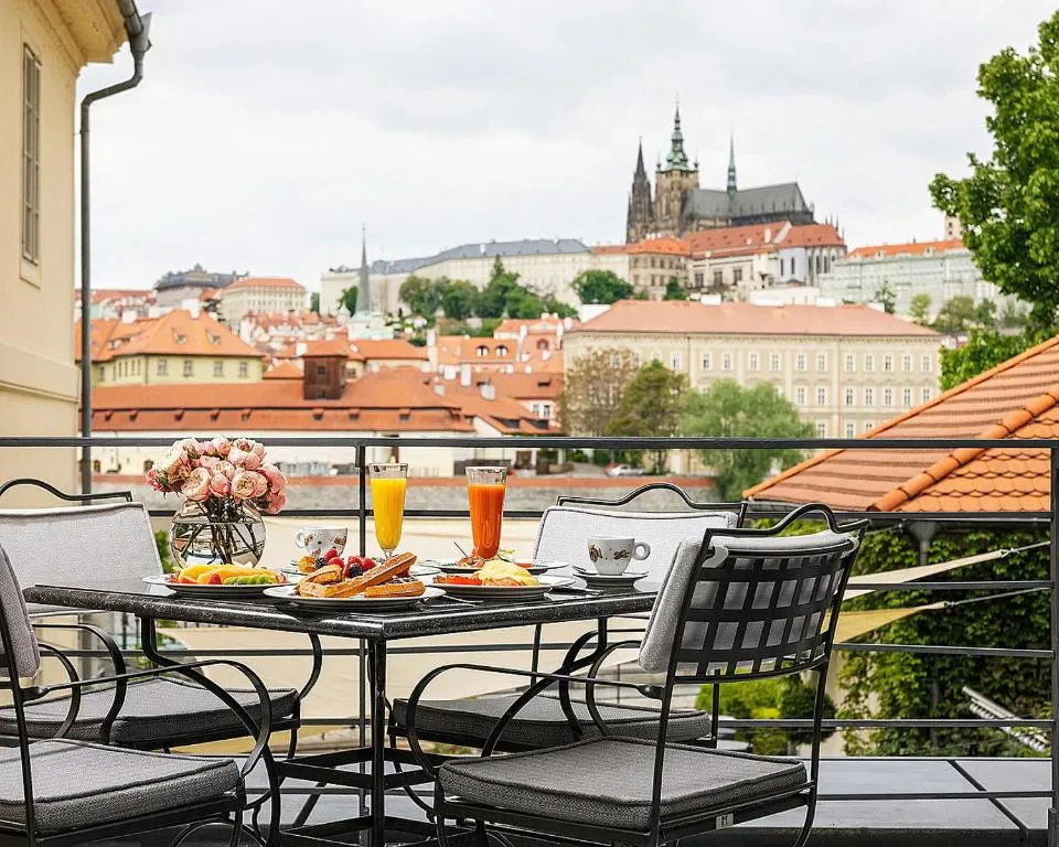 Fachada del Four Seasons Hotel Prague, hotel con piscina cubierta en Praga