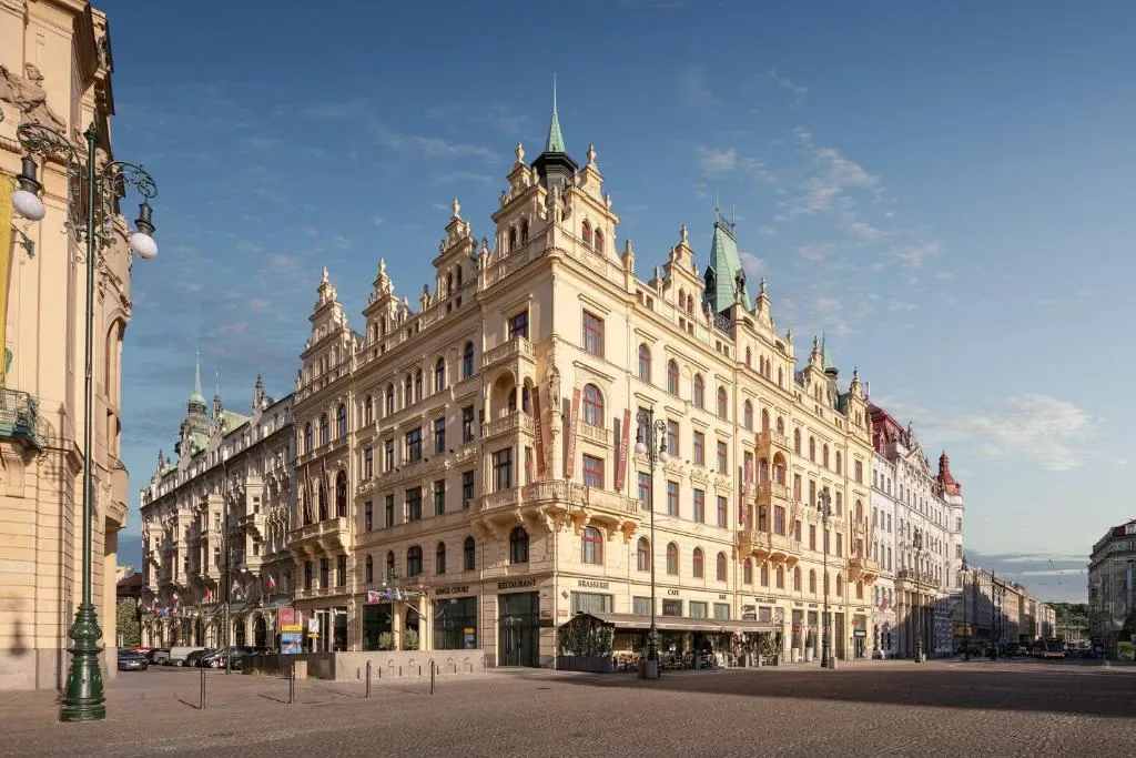 Fachada del Hotel Kings Court cerca de la Casa Municipal, Praga