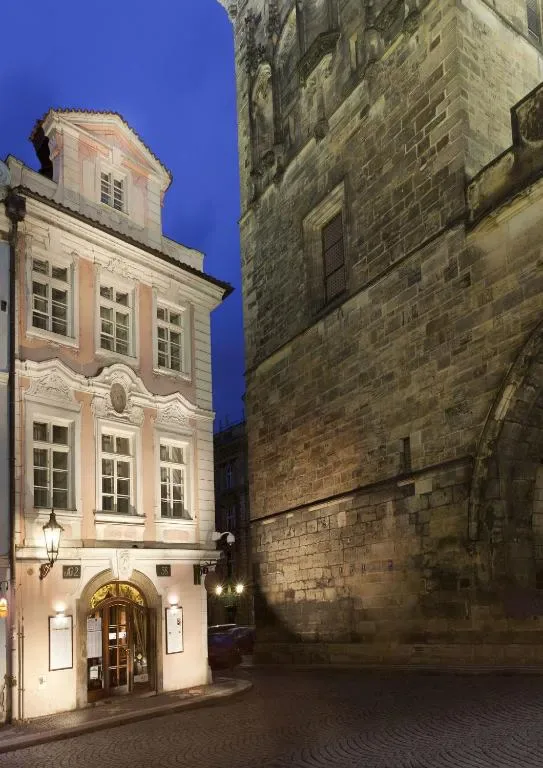 Hotel Pod Věží junto a la torre del Puente Carlos en Praga