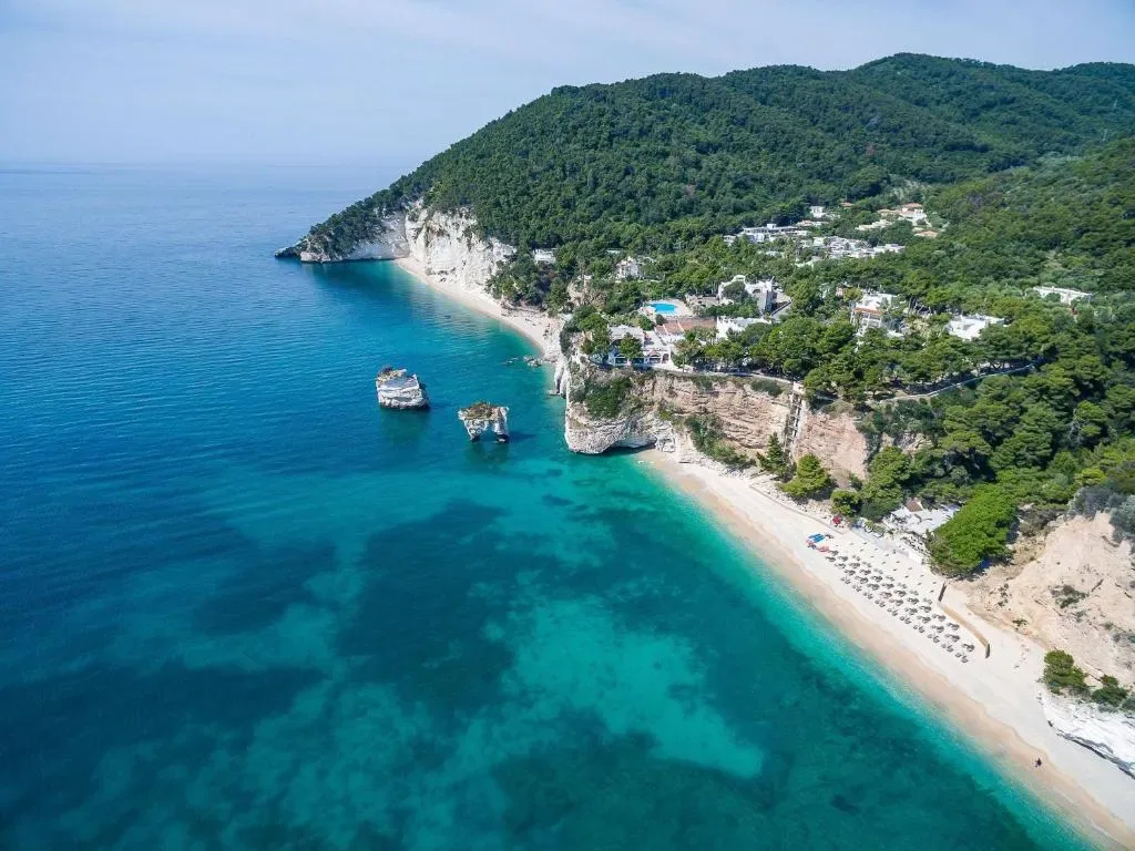 Vista desde el acantilado de Baia Delle Zagare a la costa del Gargano