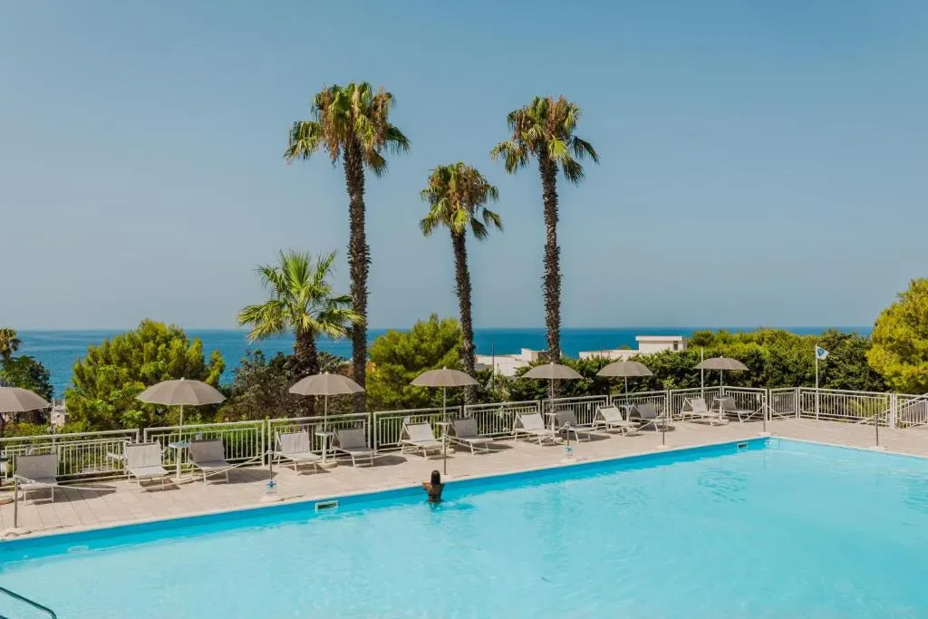 Plataforma sobre el mar del Grand Hotel Riviera en la costa jónica