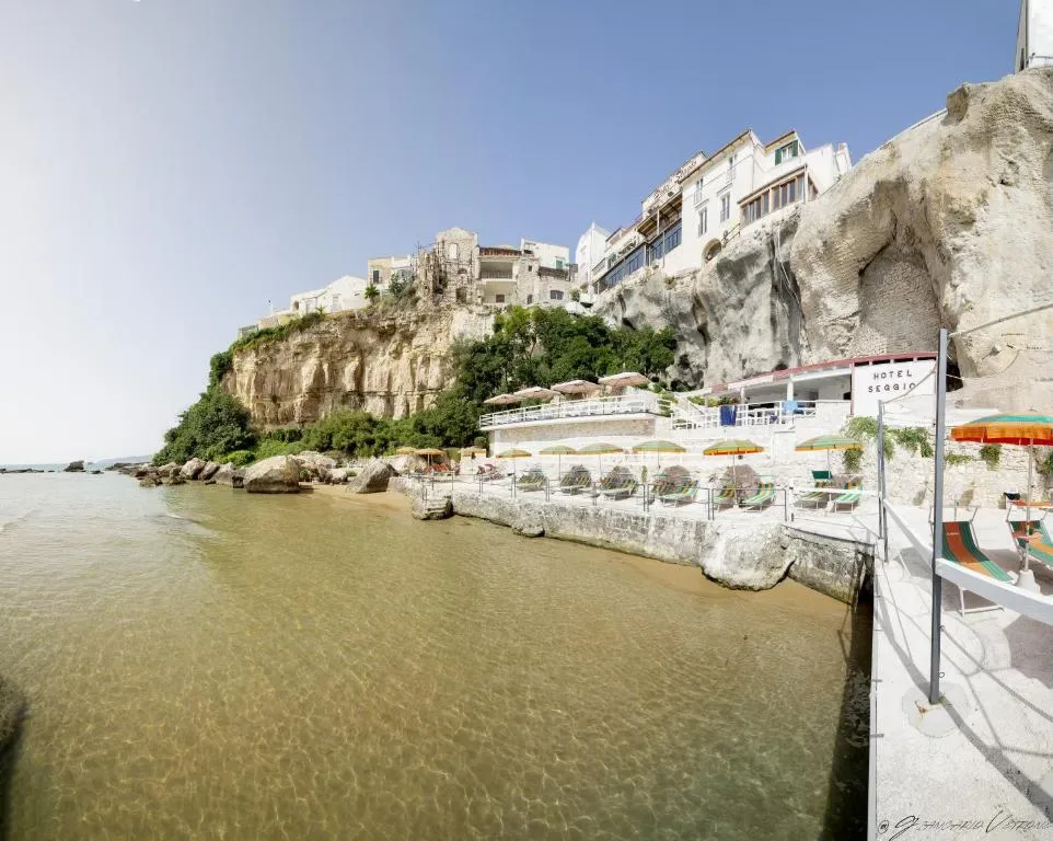 Clifftop pool at Hotel Seggio in Vieste with Adriatic view