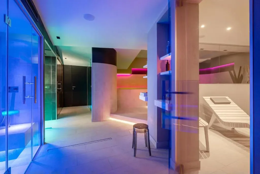 Fachada y entrada del Hotel Imperiale Rimini en Viale Vespucci