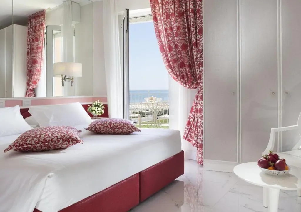 Fachada Art Nouveau del Hotel Milton Rimini en Marina Centro