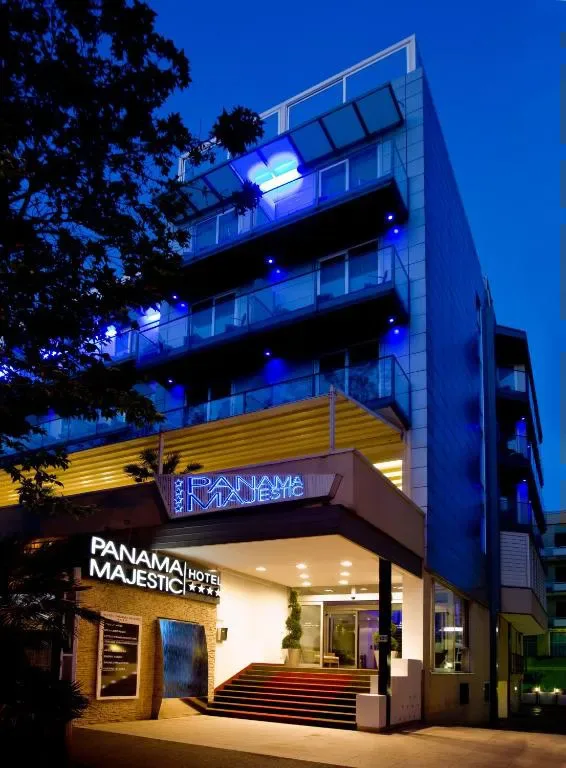 Fachada y entrada del Hotel Panama Majestic Rimini