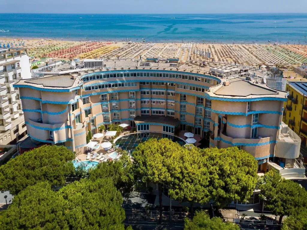 Fachada do Savoia Hotel Rimini no Lungomare Murri