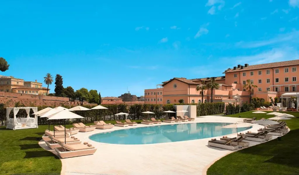 Piscina y jardín de la Villa Agrippina Gran Meliá en Roma