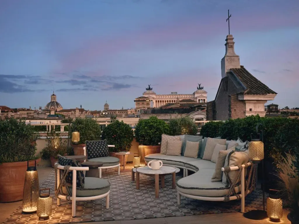 Fachada del palazzo restaurado del Six Senses Roma cerca del Panteón
