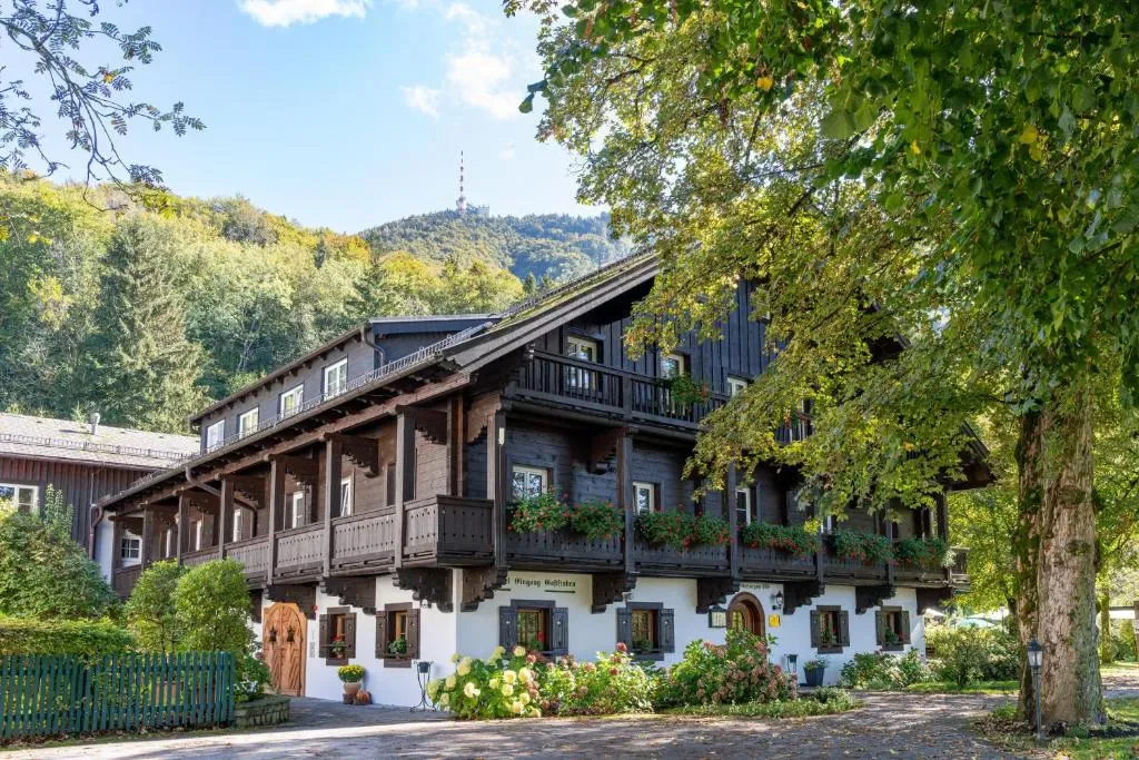 Romantik Hotel Die Gersberg Alm mit Panoramablick auf Salzburg und Outdoor Pool ab Mai - Hôtel 4 étoiles, Salzburg, Salzburg - photo 1