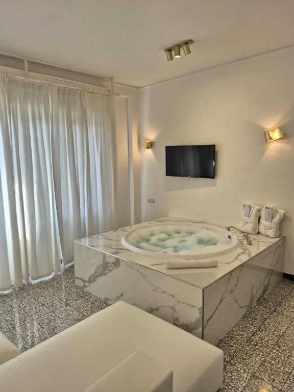 Eveline 2 - Piscina Privata o Jacuzzi - 4-star hotel in Sanremo, Sanremo - photo 1