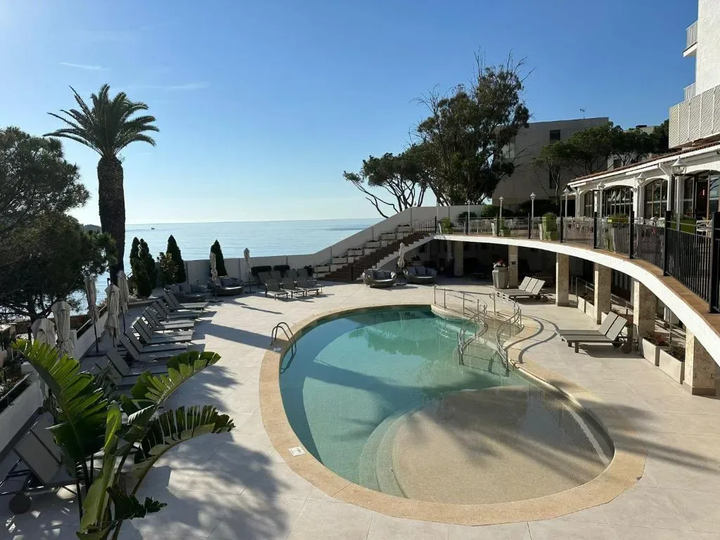 Ilunion Caleta Park - 4-star hotel in Platja de Sant Pol, s/n, 17248 Sant Feliu de Guixols, Spain, Sant Feliu de Guíxols - photo 1