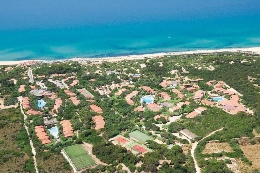 Vista do Resort & SPA Le Dune com palmeiras em Badesi, Sardenha