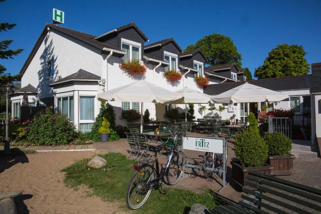 Das FRITZ Hotel Schwerin schöne Lage im Grünen mit regionaler Küche kostenfreien Parkplätzen und E Ladestation - Hotel de 3 estrelas em Schwerin, Schwerin - photo 1