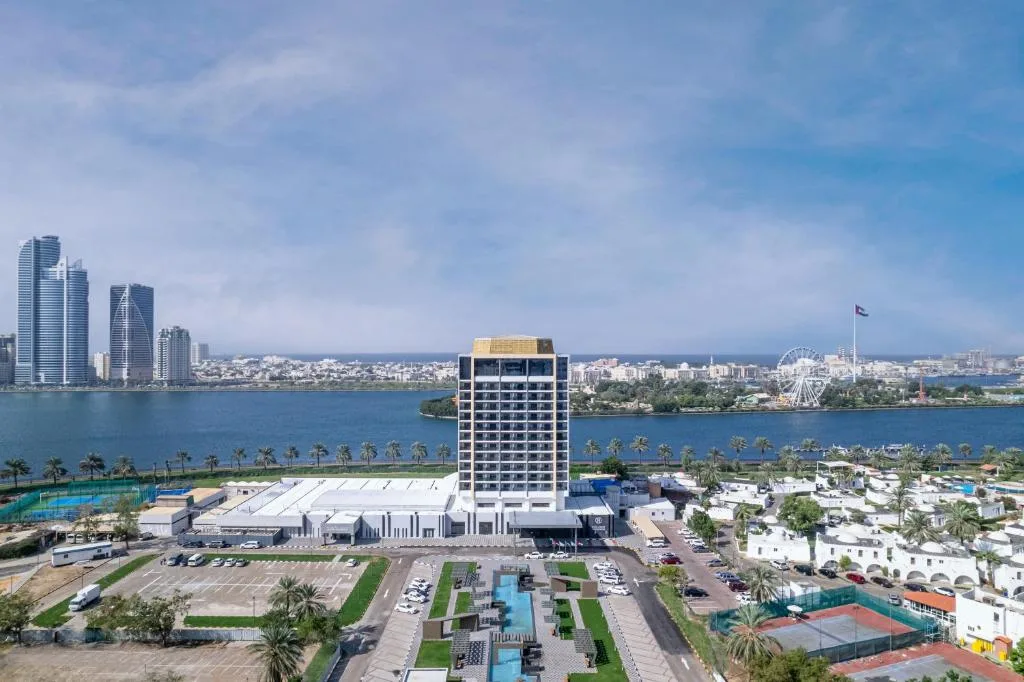 Hotel Holiday International - 4-star hotel in Sharjah, Sharjah - photo 1