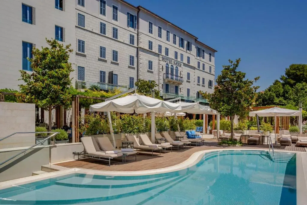 Hotel Park Split facade and gardens
