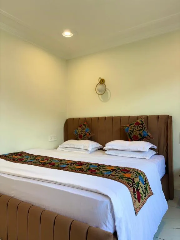 Hotel Crescent - 3-star hotel in Srinagar, Srinagar - photo 1