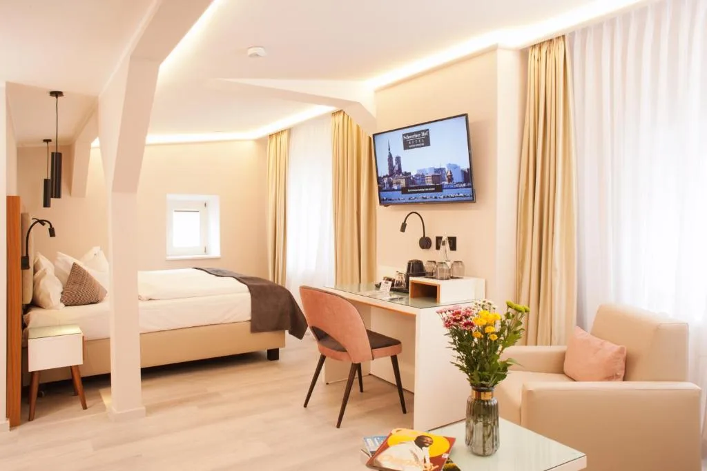 Hotel Schweriner Hof - Hotel de 3 estrelas em Stralsund, Stralsund - photo 1