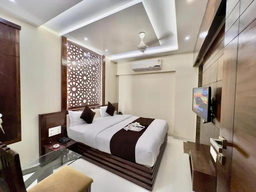 HOTEL REST INN - null-star hotel in Surat, Surat - photo 1