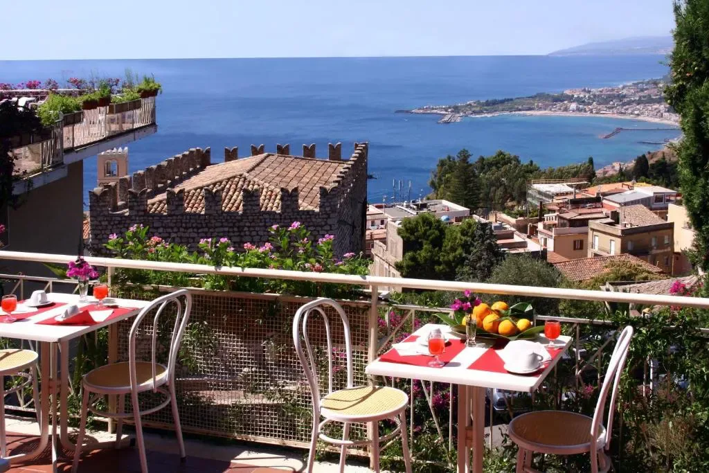 Façade de l'Hotel Mediterranée à Taormine sur la Via Circonvallazione