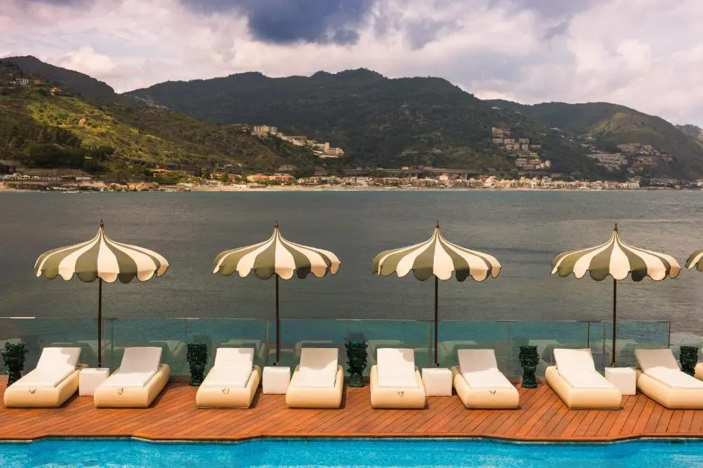 Piscine d'eau de mer de l'Atlantis Bay creusee dans les rochers de la baie de Mazzaro, Taormine