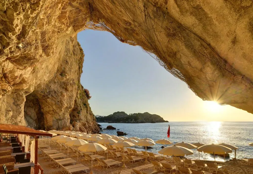 UNA Capotaormina posé sur la falaise du cap Taormine