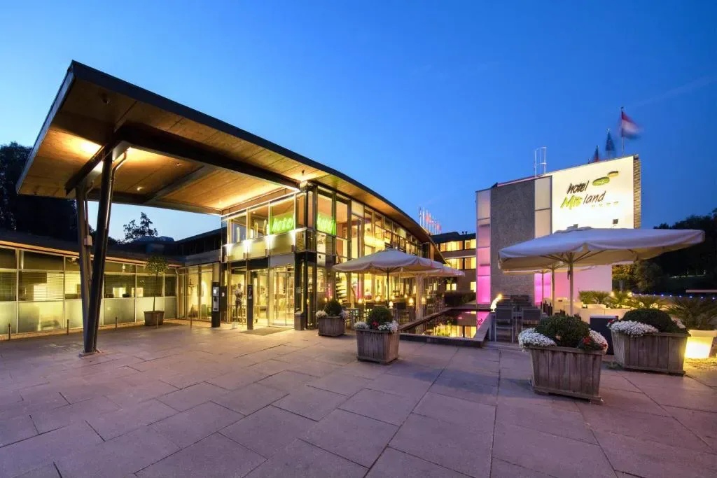 Hotel Mitland - 4-star hotel in Noordoost โ near Voorveldse Polder, Utrecht - photo 1