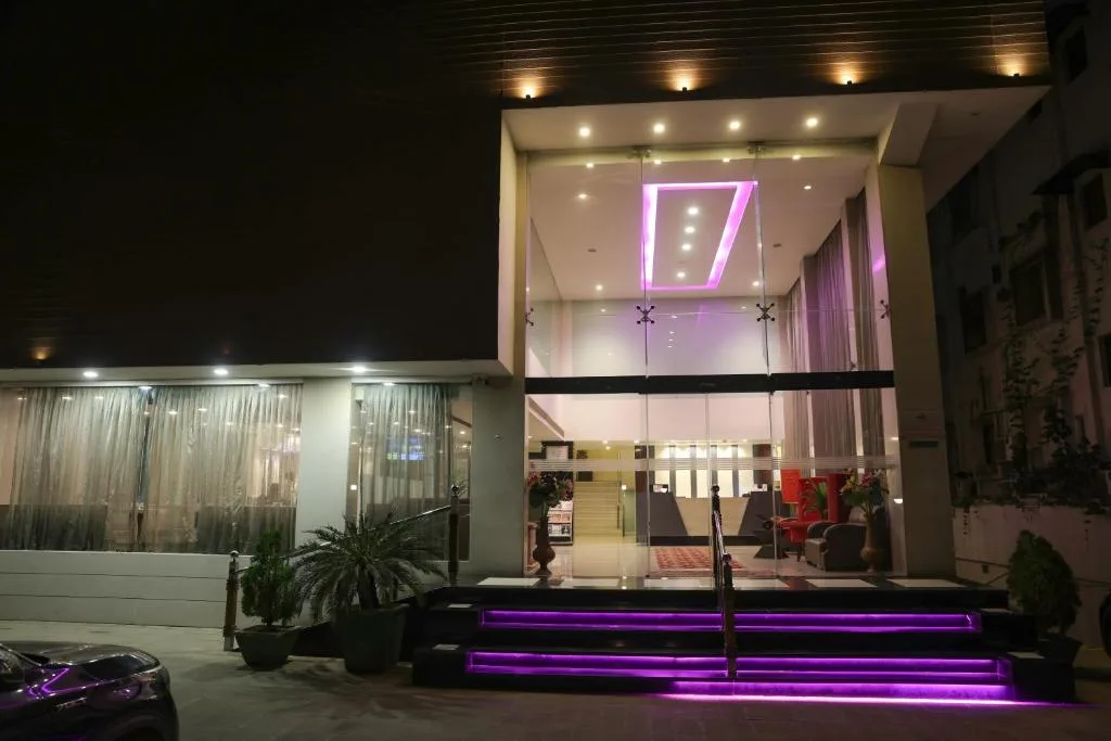 Veronica Hotel - 3-star hotel in Vadodara, Vadodara - photo 1
