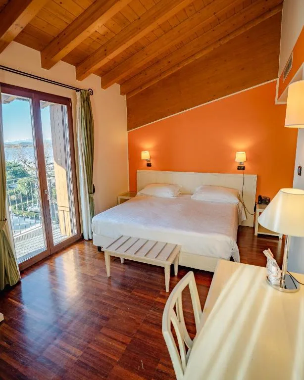 Hotel Ristorante Vecchia Riva - Hotel de 3 estrelas em Varese, Varese - photo 1