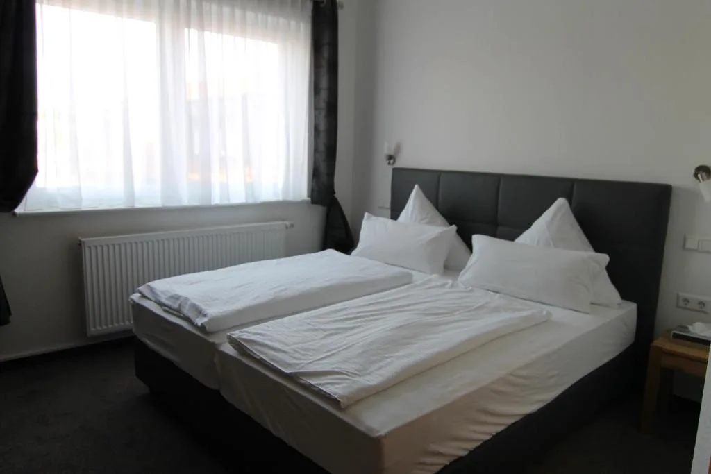 Hotel & Restaurant Blume - Hotel de null estrellas en Wolfsburg, Wolfsburg - photo 1