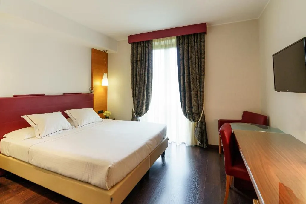 Red's Redaelli Hotel — 2