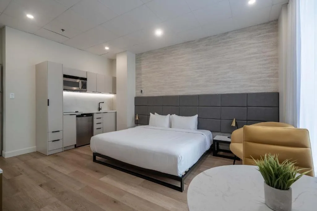 Travelodge by Wyndham Montreal Centre — 2