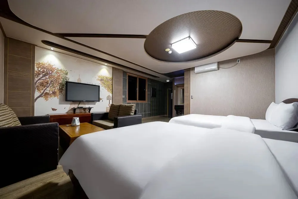 F1 Hotel