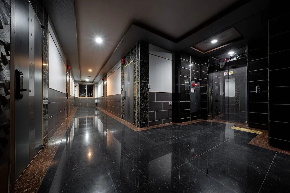 F1 Hotel — 2