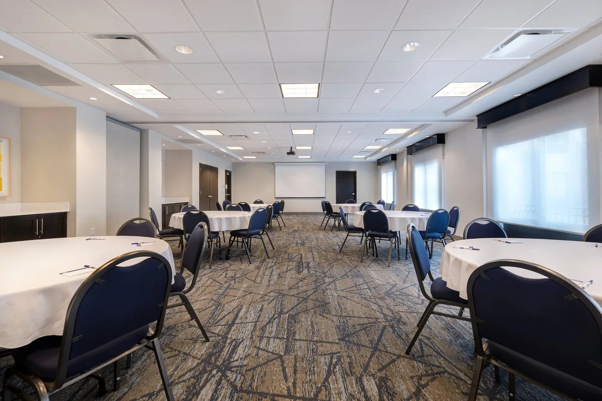 Holiday Inn Express & Suites Kansas City Ku Medical Center by IHG — 3