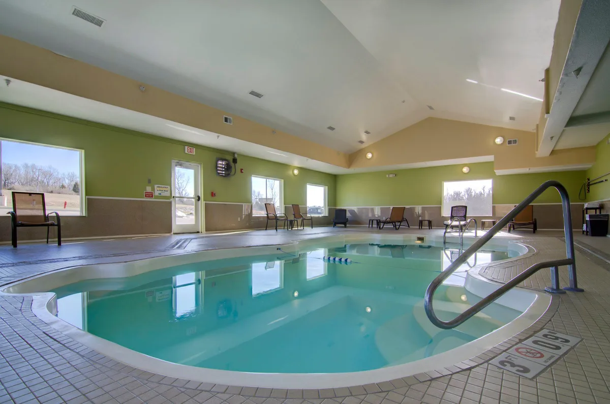 Holiday Inn Express & Suites Kansas City Sport Complex Area by IHG — 2