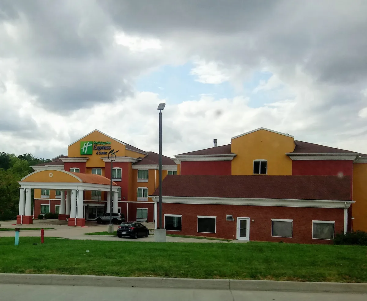 Holiday Inn Express & Suites Kansas City Sport Complex Area by IHG — 3
