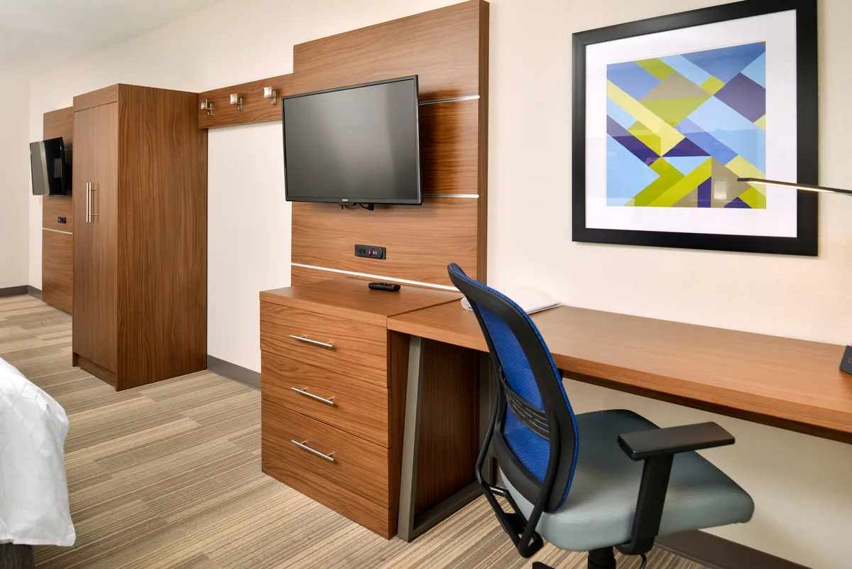 Holiday Inn Express & Suites North Kansas City by IHG — 2