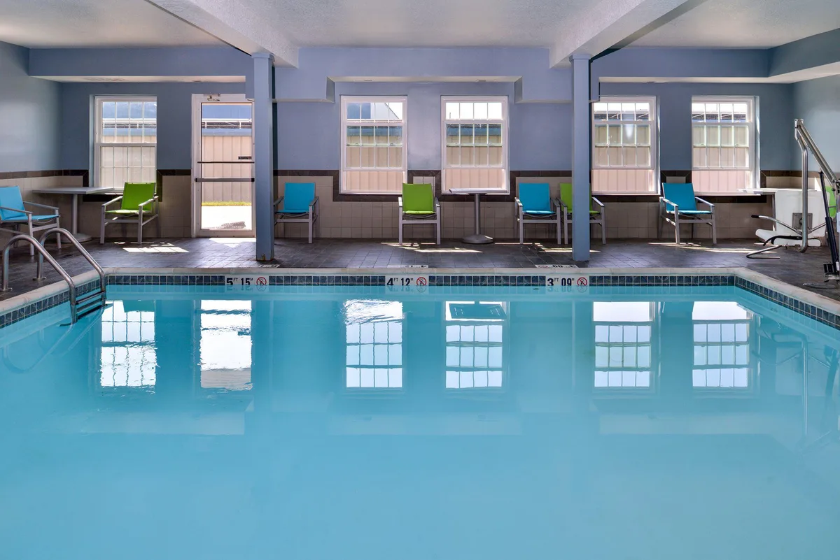 Holiday Inn Express & Suites North Kansas City by IHG — 3