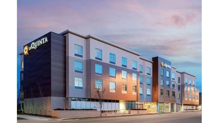 La Quinta Inn & Suites by Wyndham Kansas City Beacon Hill — 2