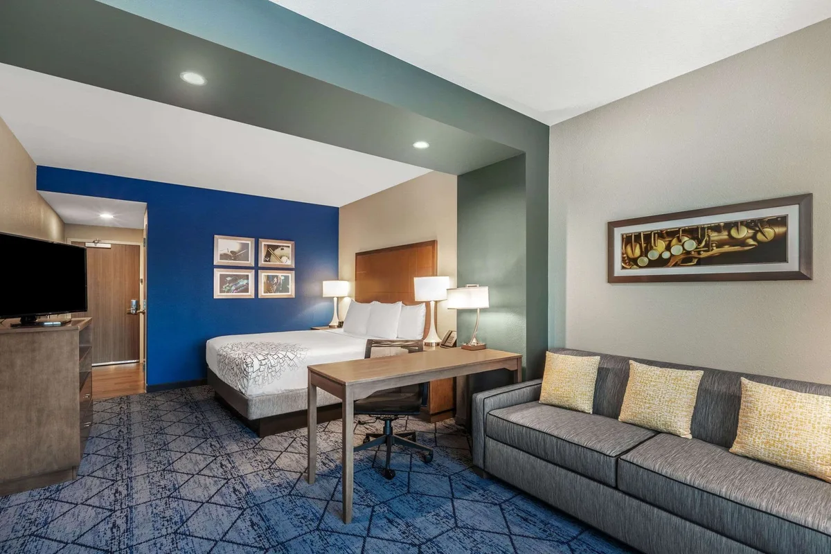 La Quinta Inn & Suites by Wyndham Kansas City Beacon Hill — 3