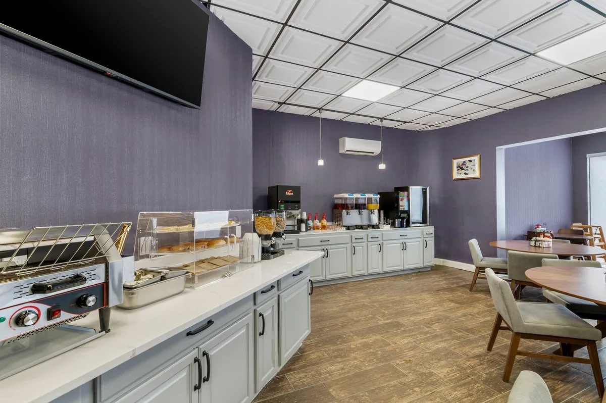 Red Lion Inn & Suites Kansas City — 2