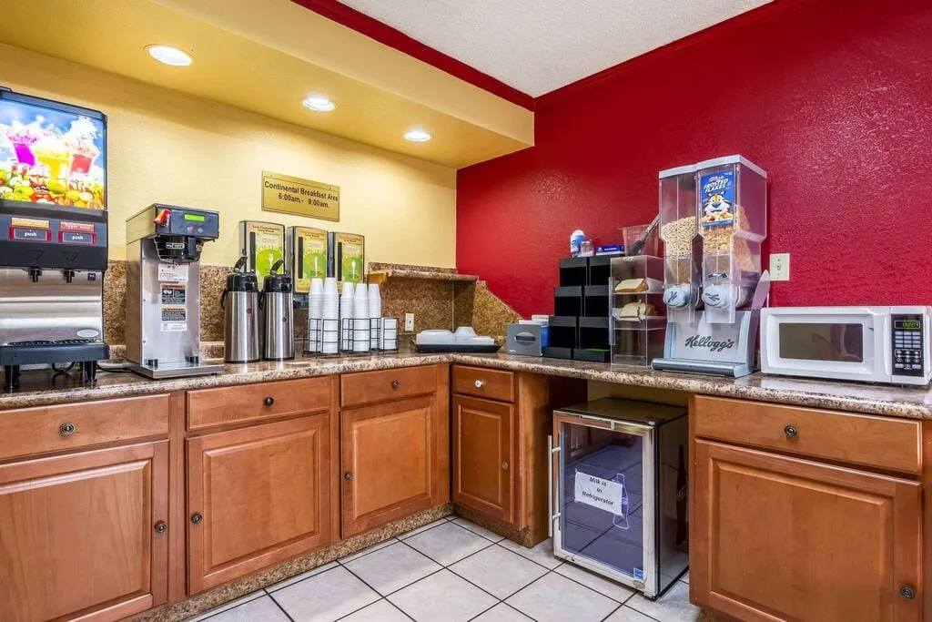 Econo Lodge Charlotte Airport Area - Standard King Room - Smoking — 2