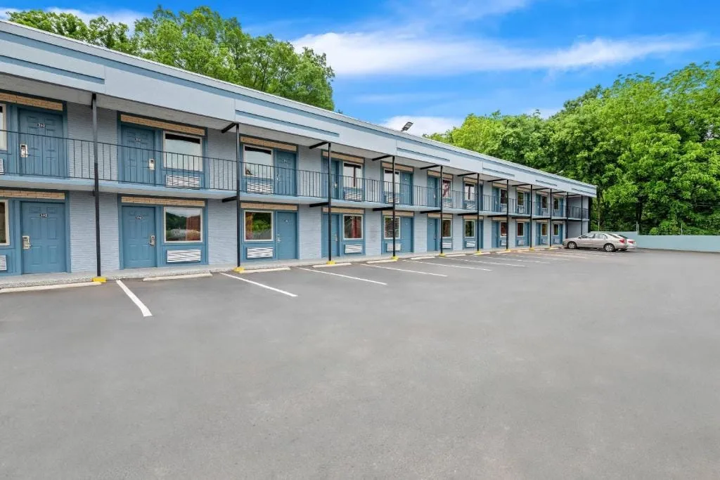 Econo Lodge Charlotte Airport Area - Standard King Room - Smoking — 3