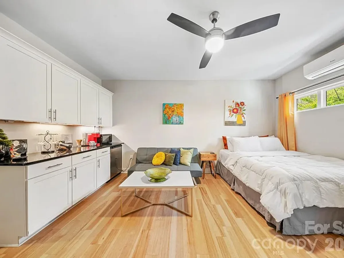 Private Apartment in Townhome - Nice and Cozy — 2