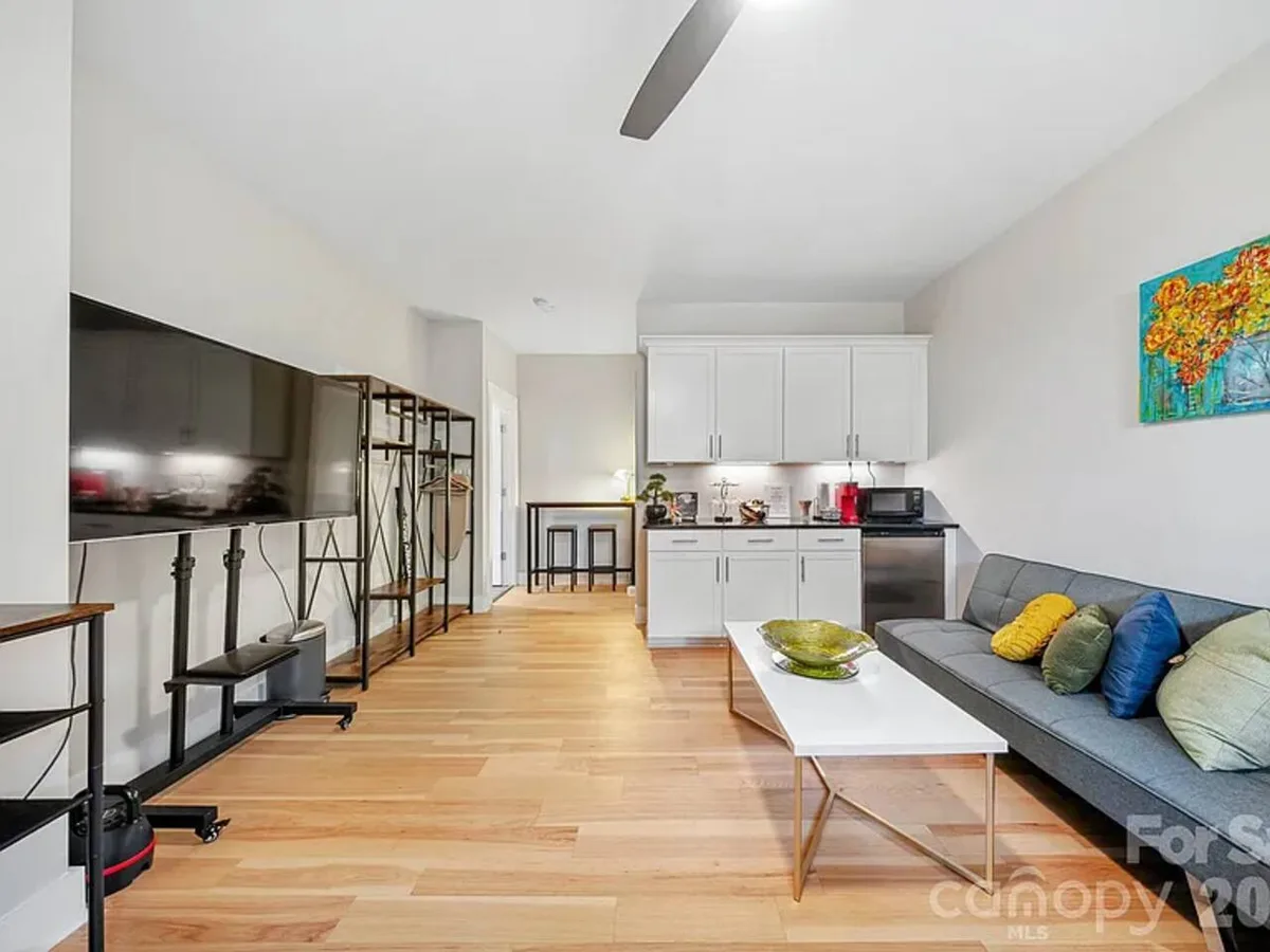 Private Apartment in Townhome - Nice and Cozy — 3