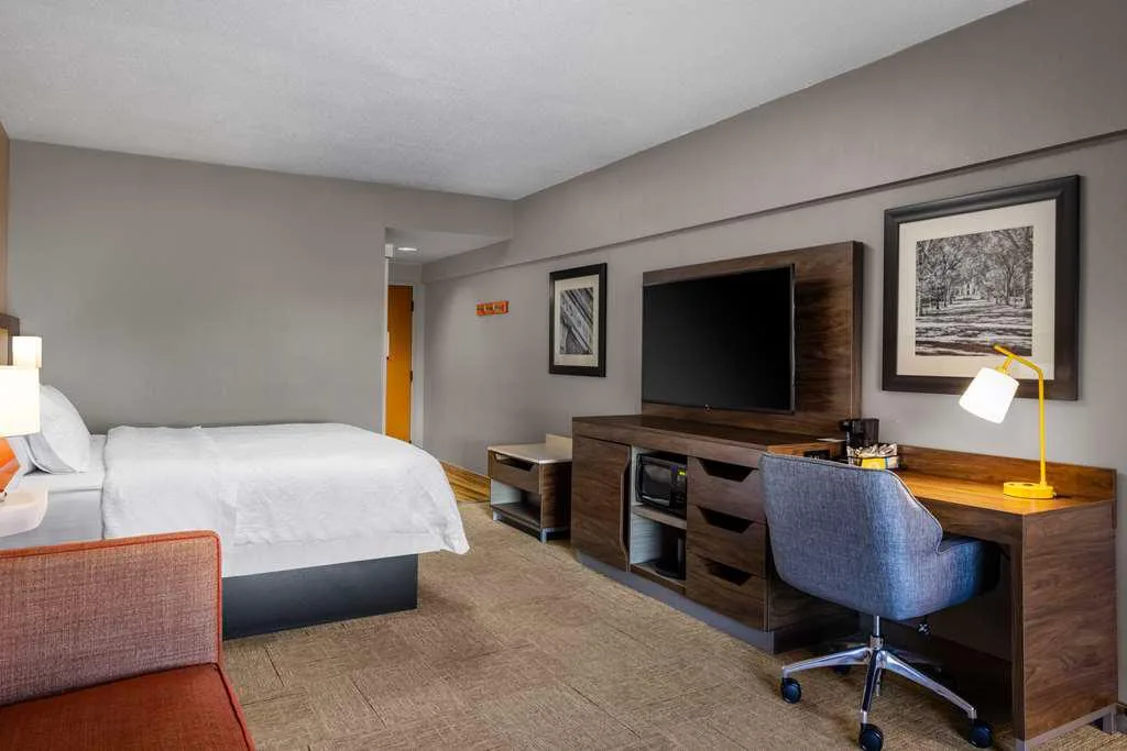 Hampton Inn & Suites State College at Williamsburg Square — 3