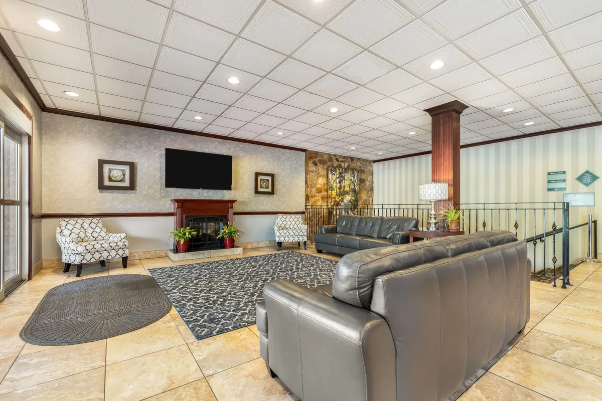 Ramada by Wyndham State College Hotel & Conference Center — 3